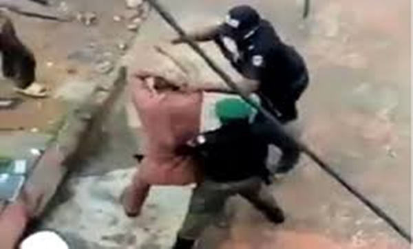 Video: Policemen pummel lawyer in Onitsha, Anambra